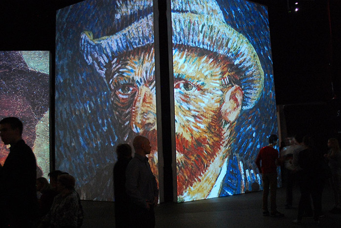 Посетители на&nbsp;выставке «Ван Гог. Ожившие полотна» 