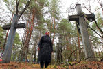 Переселенка из деревни Белая Сорока, отселенной в 1986 году после катастрофы на Чернобыльской АЭС, на деревенском кладбище в поминальный день Радуница