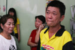 Родственники пассажиров, погибших в крушении самолета Boeing 777 «Малайзийских авиалиний», общаются с прессой в городе Медан, Индонезия