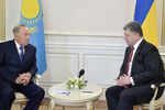 Президент Казахстана Нурсултан Назарбаев и президент Украины Петр Порошенко во время встречи