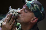 Боец батальона ДНР «Оплот» с котенком