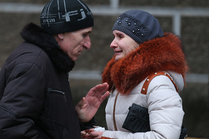 Родственники шахтеров на территории шахты им. Засядько