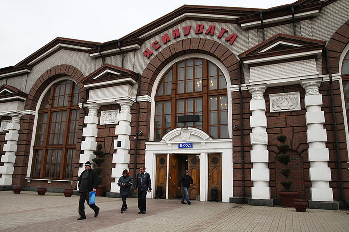 Прохожие у&nbsp;станции Ясиноватая в&nbsp;Донецкой народной республике, от которой отправился первый пассажирский электропоезд в&nbsp;город Луганск