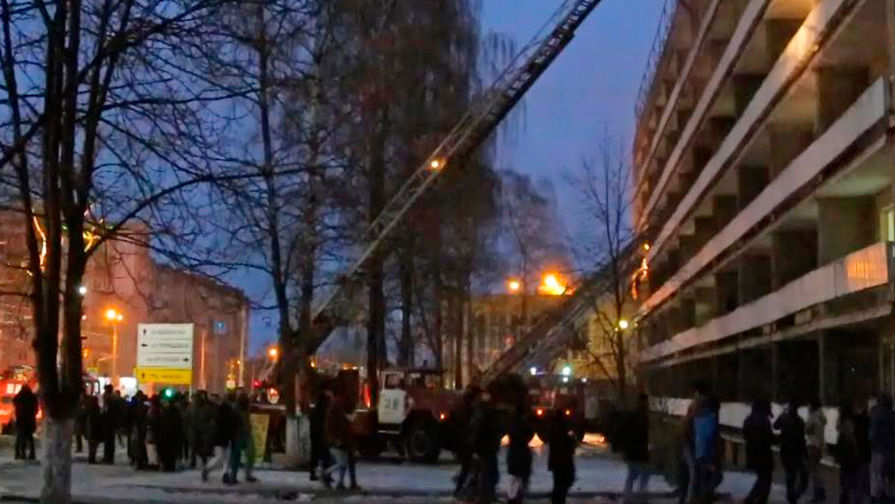 Сотрудники МЧС эвакуируют студентов Смоленского государственного медицинского университета во время пожара из&nbsp;университетского общежития