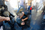 Избиение участника попытки переворота на мосту Босфор в Стамбуле