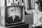 Джина Лоллобриджида на своей вилле в Риме во время прямой трансляции выступления президента США Джона Кеннеди в Вашингтоне, 1962 год