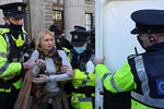 Полицейские задерживают женщину в День Святого Патрика в Дублине, 17 марта 2021 года