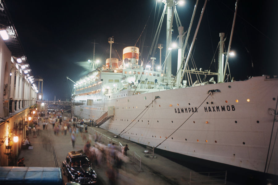 Пассажирский лайнер «Адмирал Нахимов» у причала Сочинского морского торгового порта, 1965 год