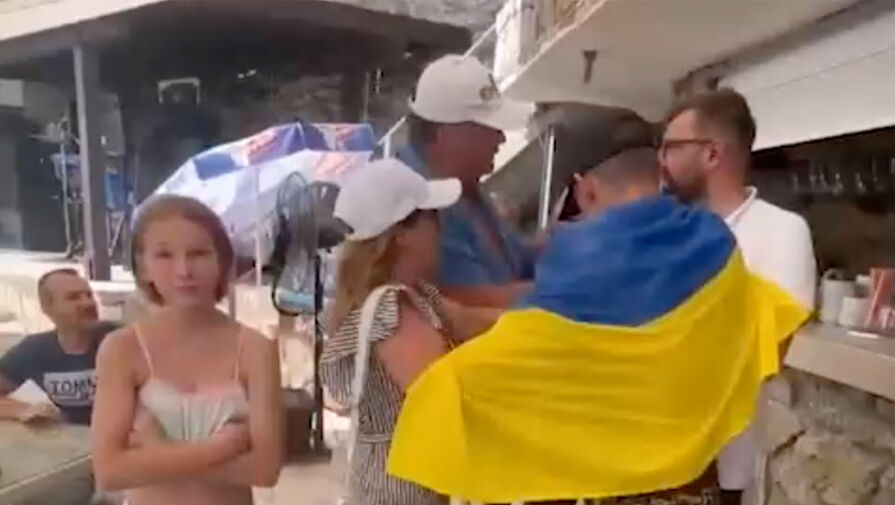 Украинских туристов выгнали с черногорского пляжа из-за демонстрации сине-желтого флага