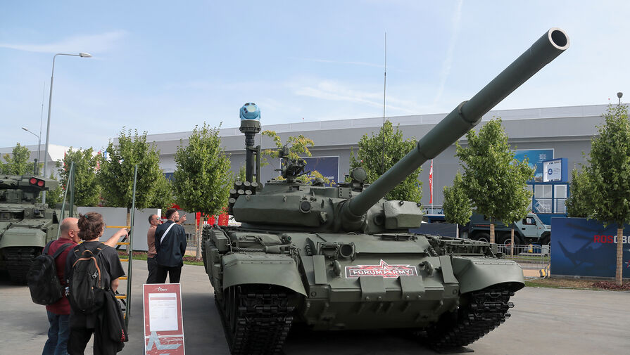 Минобороны России показало танки Т-62М с реактивной броней