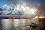 Салют над рекой Невой во время ежегодного праздника выпускников «Алые паруса», 25 июня 2023 года