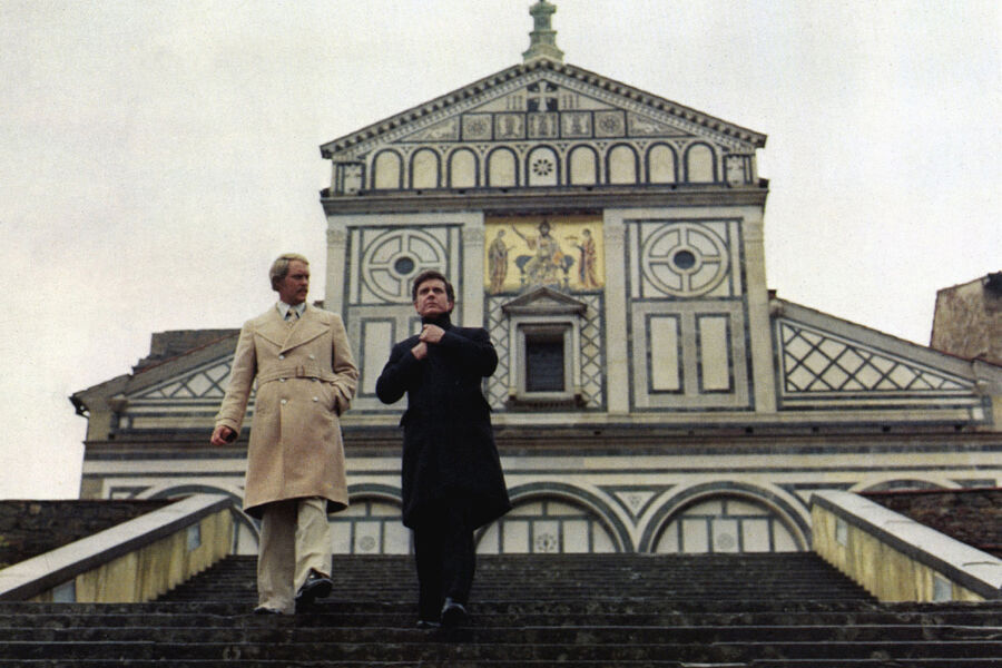 <b>«Наваждение» (1976)</b>
<br><br>
Картина рассказывает о&nbsp;благополучном застройщике Майкле Кортланде из&nbsp;Нового Орлеана, в&nbsp;жизни которого происходит несчастье &mdash; его жена и дочь похищены. В&nbsp;ходе полицейской операции, когда похитителей предполагалось взять с&nbsp;поличным, начинается автомобильная погоня &mdash; женщина и девочка погибают. Через&nbsp;16 лет Кортланд встретит женщину, как две капли воды похожую на&nbsp;его жену.
