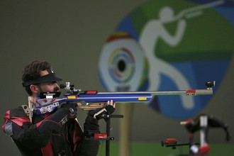 Россиянин Сергей Каменский сконцентрирован на медали для сборной России в стрельбе из винтовки с трех позиций