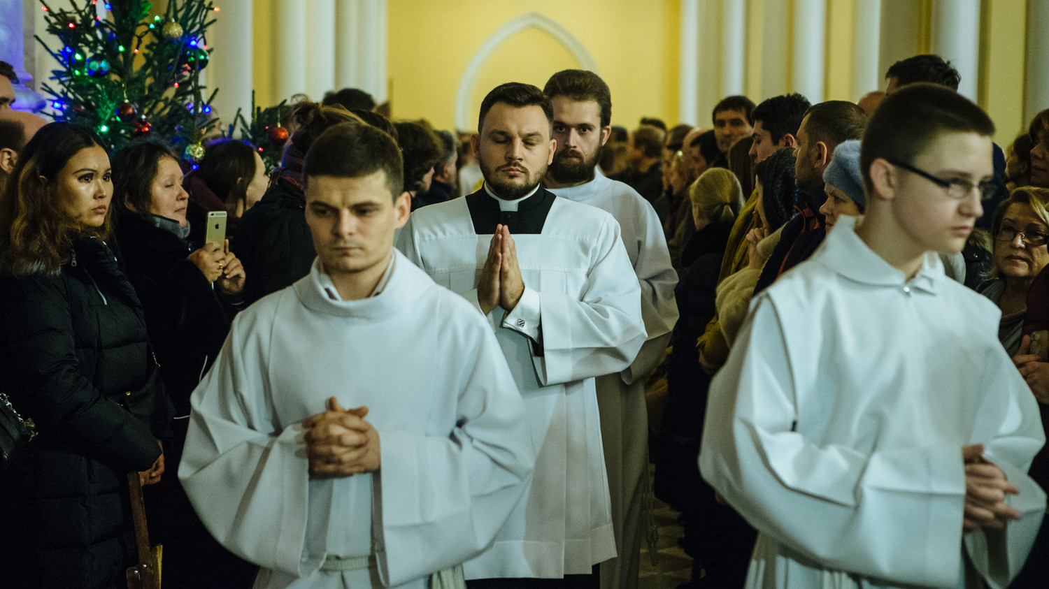 На рождественской мессе в римско-католическом костеле непорочного зачатия Пресвятой Девы Марии в Москве
