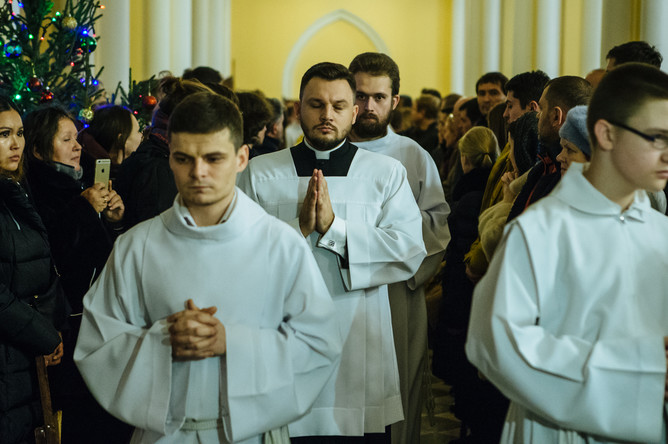 На рождественской мессе в римско-католическом костеле непорочного зачатия Пресвятой Девы Марии в Москве
