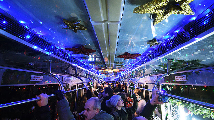 Новогодний поезд московского метро, украшенный гирляндами и еловыми ветками