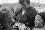 Вратарь Владислав Третьяк дает автографы финским детям, 1974 год