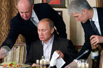 Премьер-министр России Владимир Путин во время ужина с иностранными учеными и журналистами в подмосковном ресторане, 11 ноября 2011 года. Слева на снимке — ресторатор Евгений Пригожин