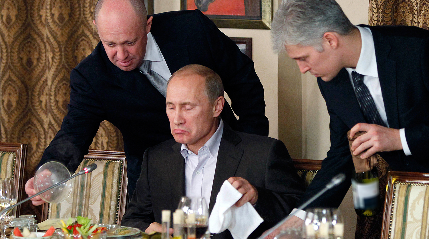 Премьер-министр России Владимир Путин во время ужина с иностранными учеными и журналистами в подмосковном ресторане, 11 ноября 2011 года. Слева на снимке — ресторатор Евгений Пригожин
