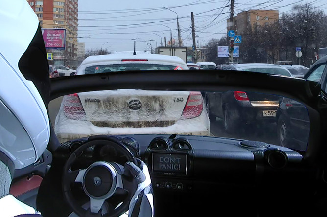 Tesla Roadster Илона Маска в московской пробке (коллаж)