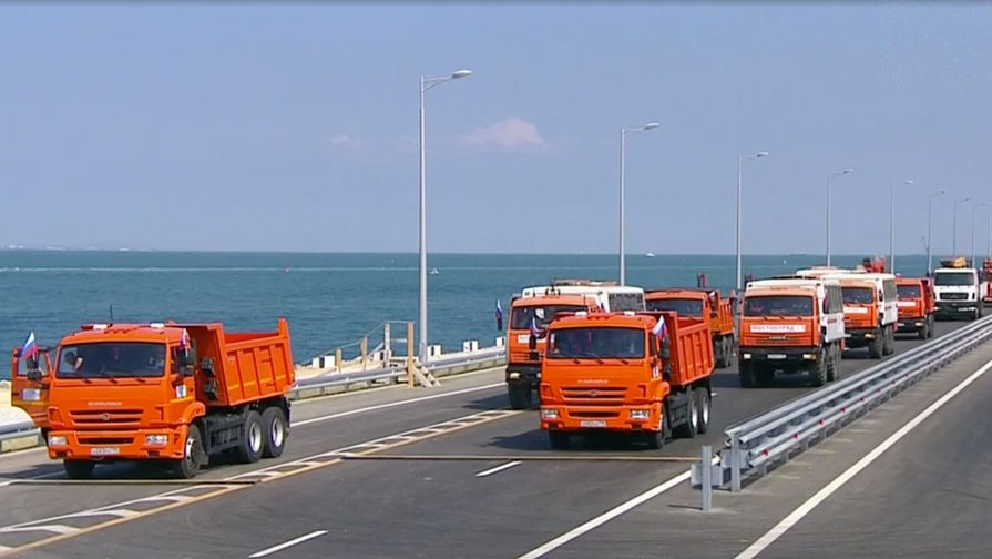 Колонна строительной техники во время церемонии открытия моста через Керченский пролив, 15 мая 2018 года