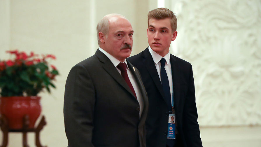 Президент Белоруссии Александр Лукашенко и его сын Николай после встречи с председателем КНР Си Цзиньпином в Пекине, 25 апреля 2019 года