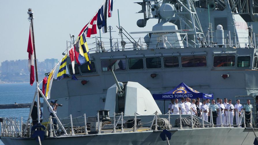 Члены экипажа фрегата Королевского флота Канады &laquo;Торонто&raquo; на&nbsp;праздновании Дня Военно-Морских Сил Вооруженных Сил Украины в&nbsp;Одессе