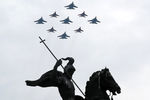 Истребители Су-27 пилотажной группы «Русские витязи» и МиГ-29 пилотажной группы «Стрижи» во время репетиции воздушной части парада Победы, посвященного 75-й годовщине победы в Великой Отечественной войне, над Красной площадью, 4 мая 2020 года