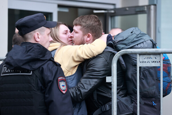 Проводы призывников у временного пункта мобилизации в Театре Романа Виктюка в Москве, 26 сентября 2022 года