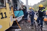 Спасатели на месте столкновения двух трамваем в Кемерове, 6 июня 2024 года
