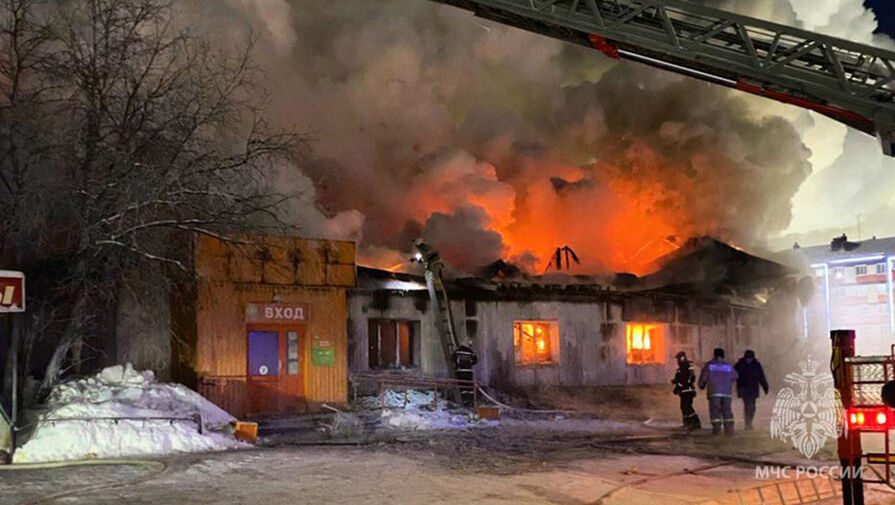 В горящем на Ямале здании с магазинами обрушилась крыша