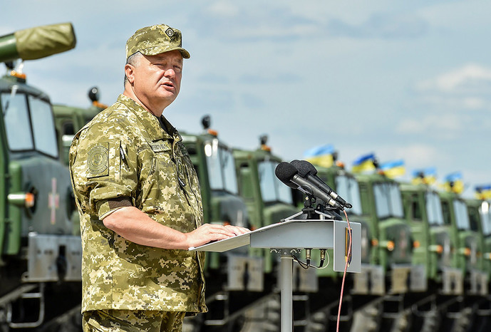 Президент Украины Петр Порошенко во время церемонии передачи оружия и военной техники ВСУ на&nbsp;авиабазе в&nbsp;Чугуеве