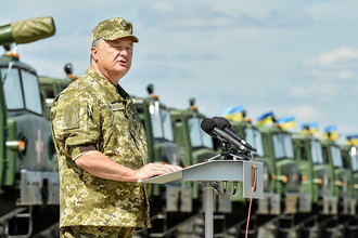 Президент Украины Петр Порошенко во время церемонии передачи оружия и военной техники ВСУ на авиабазе в Чугуеве