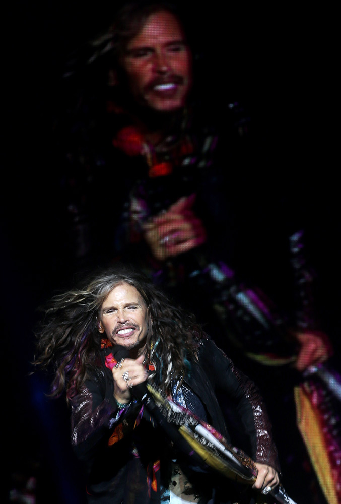 Вокалист Aerosmith Стивен Тайлер на концерте в Москве