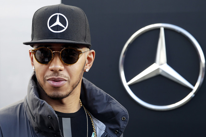Английский пилот команды Mercedes AMG F1 Льюис Хэмилтон перед началом российского этапа чемпионата мира по кольцевым автогонкам в классе «Формула-1»
