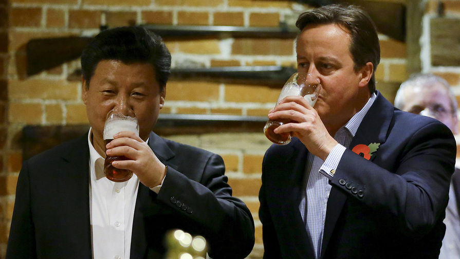 Бывший премьер-министр Великобритании Дэвид Кэмерон и Си Цзиньпин в&nbsp;баре Лондона, 2015&nbsp;год