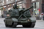 152-мм самоходная гаубица МСТА-С во время проезда военной техники по Тверской улице на Красную площадь