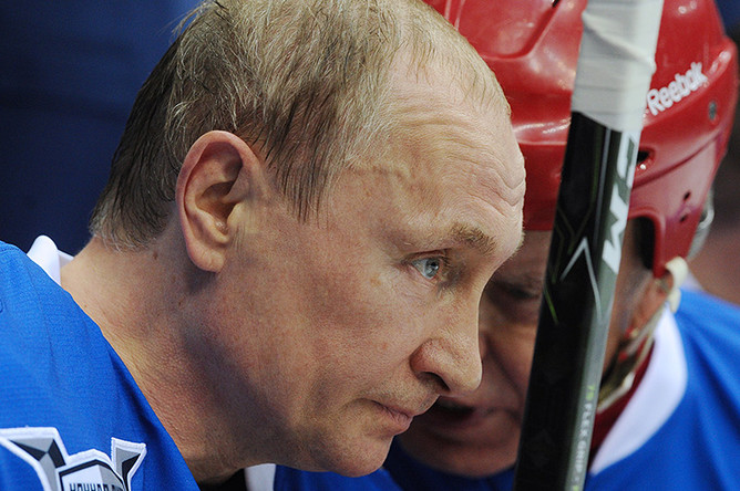 Владимир Путин и первый заместитель председателя комитета Совета Федерации по социальной политике Вячеслав Фетисов (слева направо) на гала-матче турнира Ночной хоккейной лиги между командами «Звезды НХЛ» и «Сборная НХЛ» в ледовом дворце «Большой» в Сочи