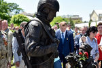 Открытие памятника «вежливым людям» у здания Госсовета Республики Крым