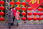Люди фотографируются на фоне отмененной храмовой ярмарки в Пекине, Китай, 25 января 2020 года