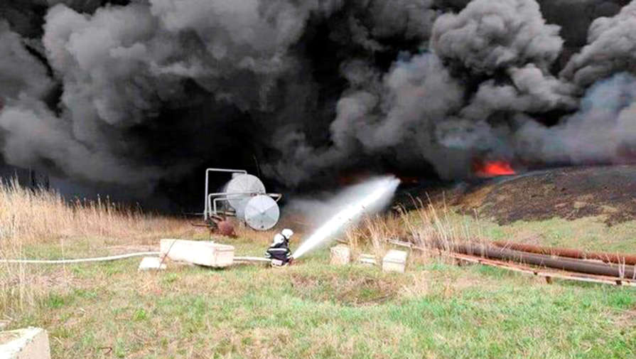 Очевидцы сообщают о пожаре на нефтеперерабатывающем заводе в Лисичанске