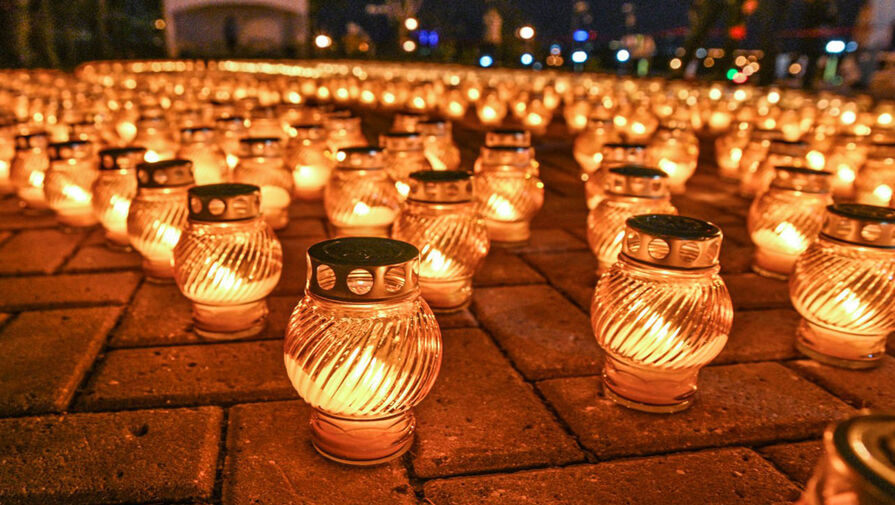 На Саур-Могиле зажгли поминальные свечи