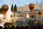 Водно-музыкальное представление «Оживающие статуи» у Большого каскада фонтанов в Петергофе, на котором присутствовали главы 45 стран, прибывшие на празднование 300-летия Санкт-Петербурга, 2003 год