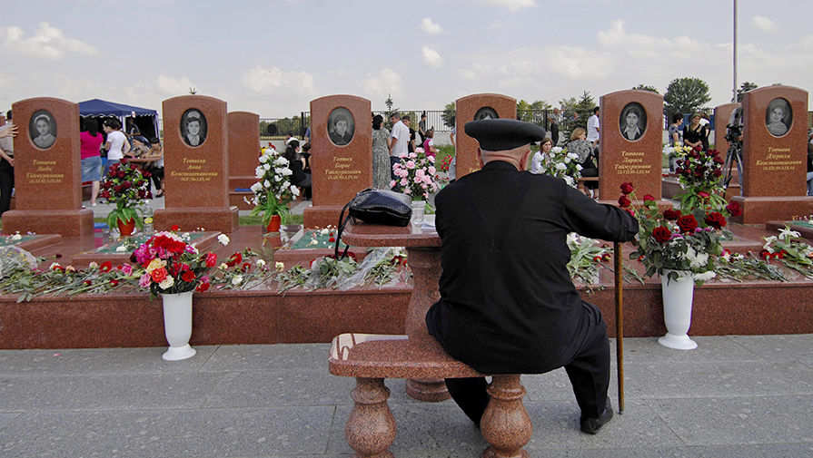 Феликс Тотиев на кладбище «Город ангелов» у могил шести своих внуков, погибших в результате теракта в бесланской школе №1 в 2004 году