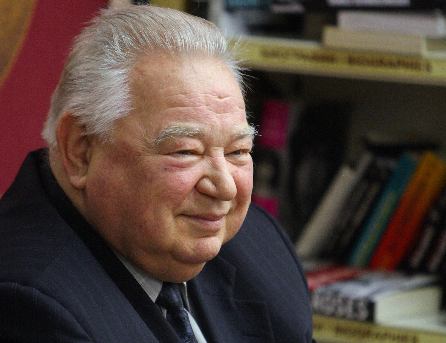 Летчик-космонавт Георгий Гречко на презентации своей книги «Космонавт №34. От лучины до пришельцев» в торговом доме «Библио-Глобус» в Москве, 2013 год