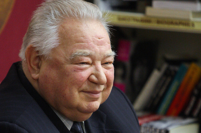 Летчик-космонавт Георгий Гречко на презентации своей книги «Космонавт №34. От лучины до пришельцев» в торговом доме «Библио-Глобус» в Москве, 2013 год