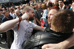 Столкновения казаков и членов НОД с протестующими во время несогласованной акции сторонников оппозиционного политика Алексея Навального в центре Москвы, 5 мая 2018 года