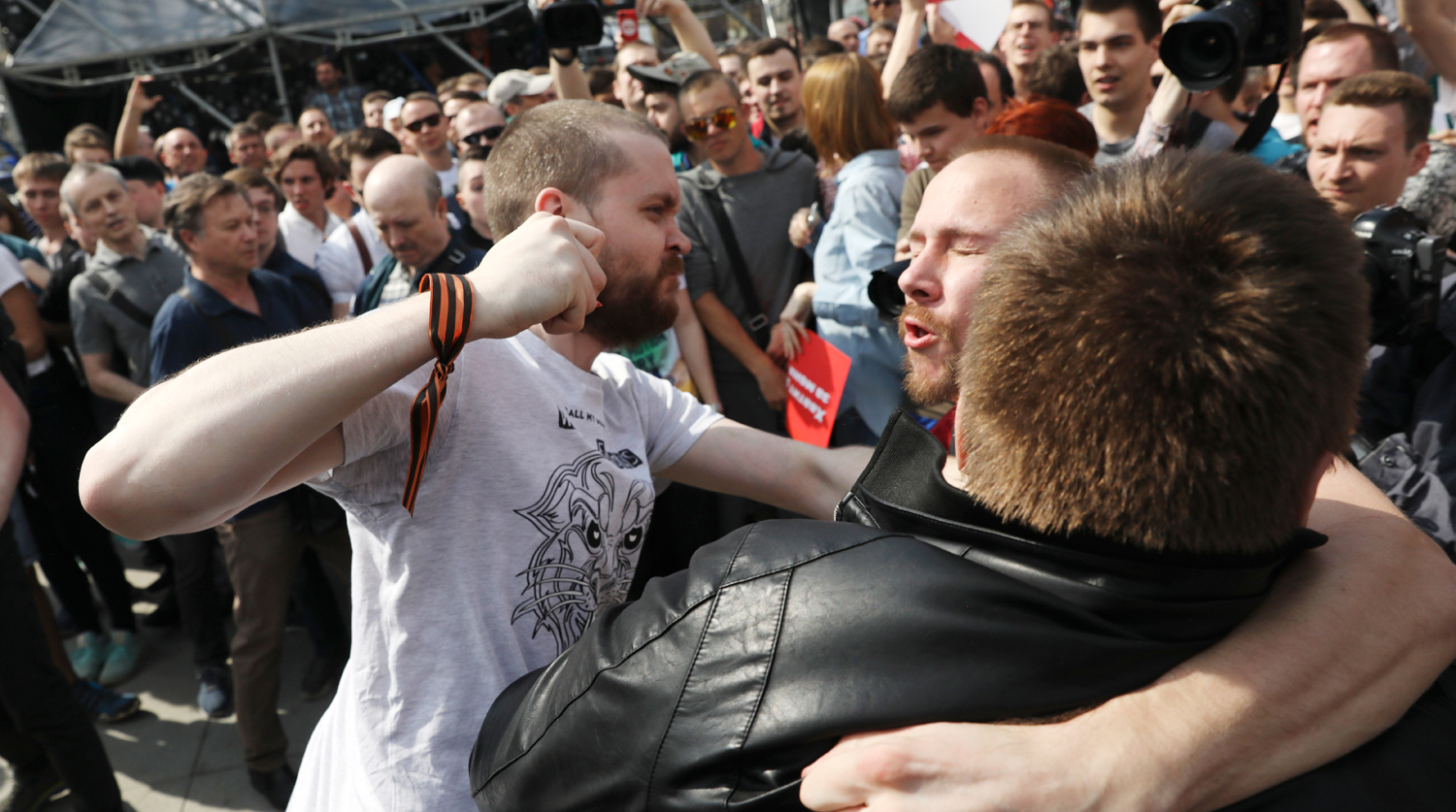 Столкновения казаков и членов НОД с протестующими во время несогласованной акции сторонников оппозиционного политика Алексея Навального в центре Москвы, 5 мая 2018 года