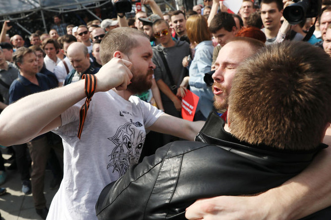 Столкновения казаков и членов НОД с протестующими во время несогласованной акции сторонников оппозиционного политика Алексея Навального в центре Москвы, 5 мая 2018 года