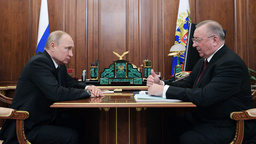 Президент России Владимир Путин и председатель правления и президент ПАО «Транснефть» Николай Токарев во время встречи, 30 апреля 2019 года